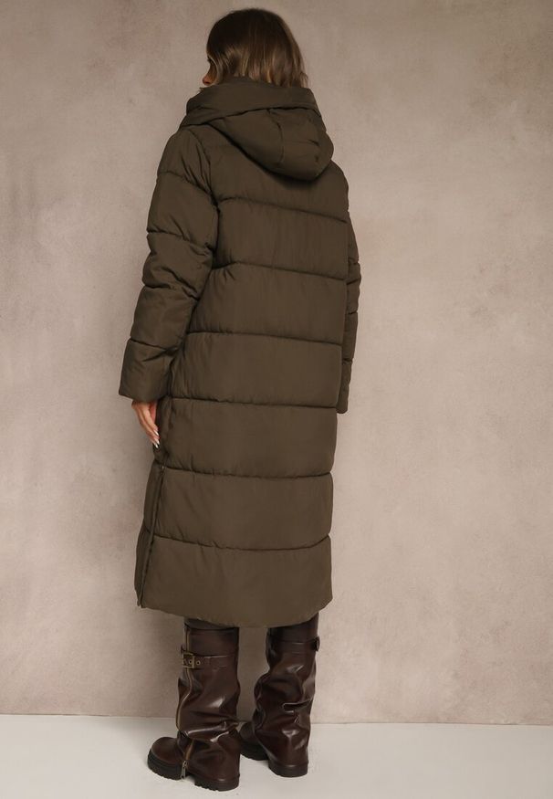 Renee - Ciemnozielona Kurtka z Kapturem o Długim Kroju Ozdobiona Pikowaniem Acaltee. Okazja: na co dzień. Typ kołnierza: kaptur. Kolekcja: plus size. Kolor: zielony. Długość: długie. Wzór: aplikacja. Sezon: zima. Styl: elegancki, casual