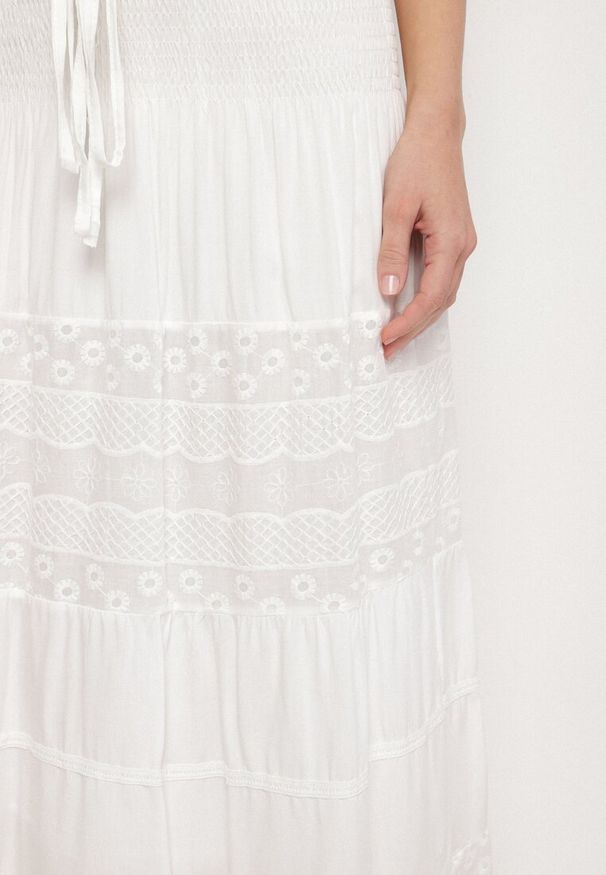 Born2be - Biała Spódnica z Bawełny z Wysokim Stanem w Stylu Boho Ellitrae. Okazja: na co dzień. Stan: podwyższony. Kolor: biały. Materiał: bawełna. Sezon: wiosna, lato. Styl: boho