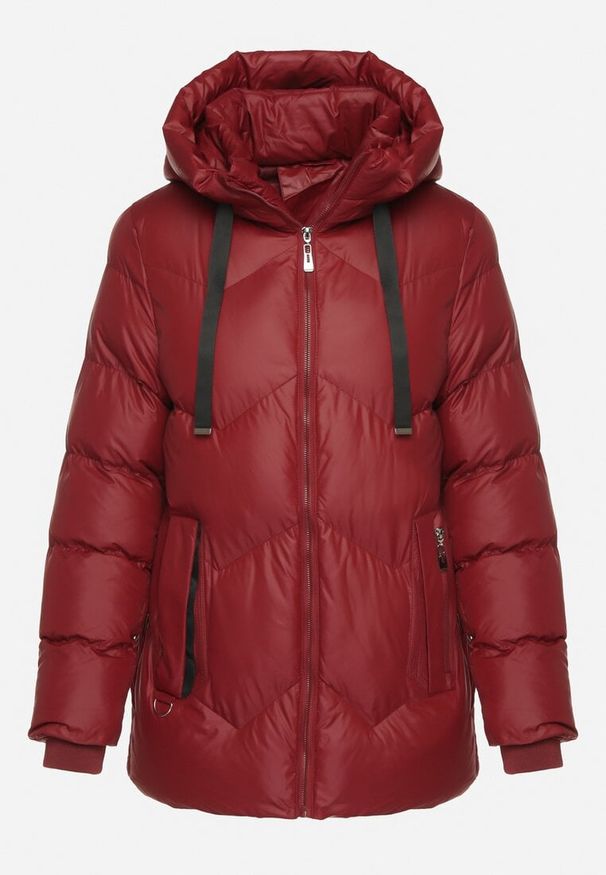 Born2be - Bordowa Pikowana Kurtka z Kapturem Ozdobiona Sznurkami Olittia. Okazja: na co dzień. Typ kołnierza: kaptur. Kolor: czerwony. Wzór: aplikacja. Styl: casual