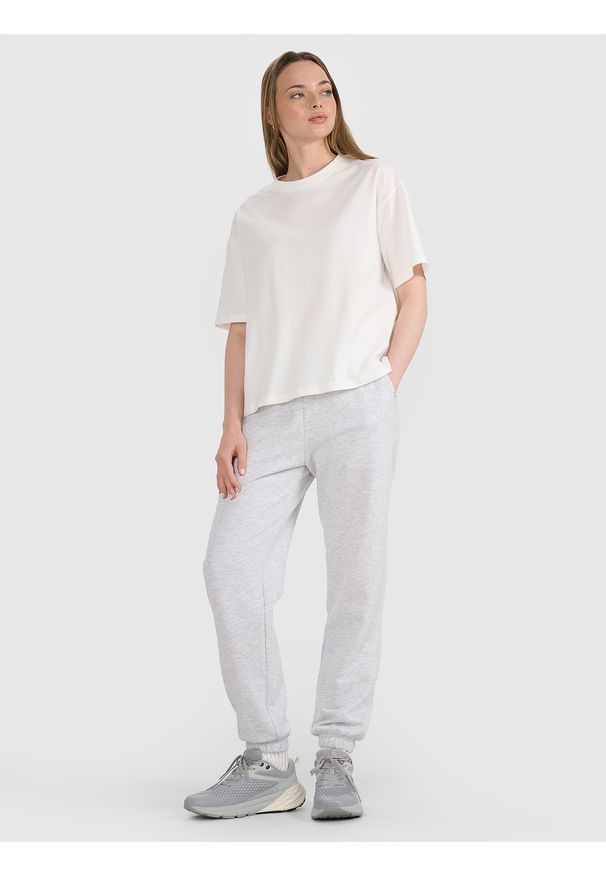 4f - 4F T-shirt oversize z nadrukiem damski - biała S. Okazja: na co dzień. Kolor: biały. Materiał: jersey, tkanina, dzianina, bawełna, materiał. Długość rękawa: krótki rękaw. Długość: krótkie. Wzór: nadruk. Styl: sportowy, klasyczny, casual