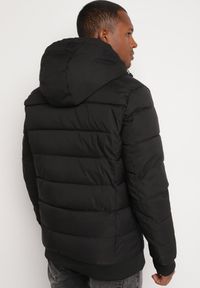 Born2be - Czarna Pikowana Kurtka z Odpinanym Kapturem i Kieszeniami Savantria. Okazja: na co dzień. Kolor: czarny. Materiał: jeans. Długość rękawa: długi rękaw. Długość: długie. Styl: casual, elegancki #6