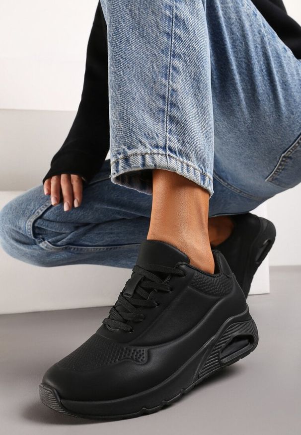 Born2be - Czarne Sznurowane Sneakersy z Podeszwą Air z Ekoskóry Starpe. Okazja: na co dzień. Nosek buta: okrągły. Zapięcie: sznurówki. Kolor: czarny. Materiał: jeans