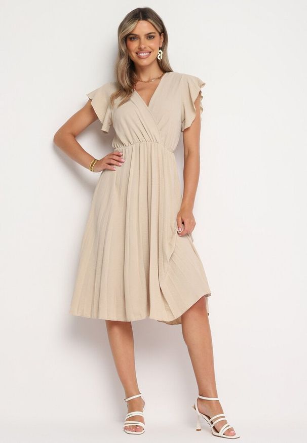 Born2be - Beżowa Plisowana Sukienka z Kopertowym Dekoltem i Gumką w Talii Waretta. Typ kołnierza: dekolt kopertowy. Kolor: beżowy. Typ sukienki: kopertowe. Styl: elegancki