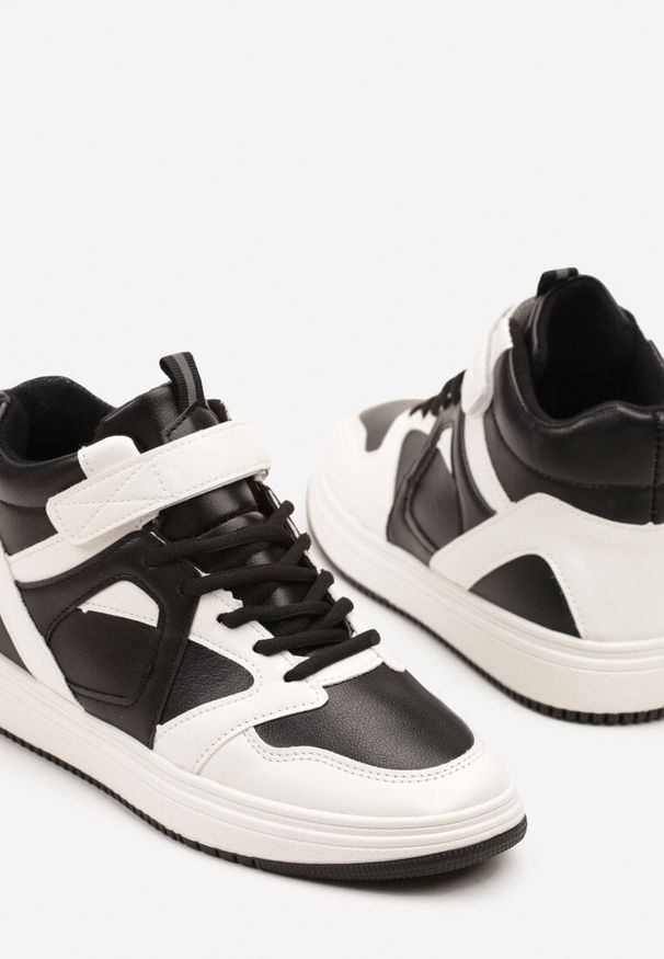 Renee - Czarno-Białe Sneakersy z Wysoką Cholewką Ylattia. Okazja: na co dzień. Wysokość cholewki: przed kolano. Zapięcie: rzepy. Kolor: czarny. Szerokość cholewki: normalna. Wzór: aplikacja