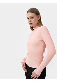 4f - Longsleeve slim w prążki damski. Typ kołnierza: kołnierzyk stójkowy. Kolor: różowy. Materiał: dzianina, elastan. Długość rękawa: długi rękaw. Długość: krótkie. Wzór: prążki