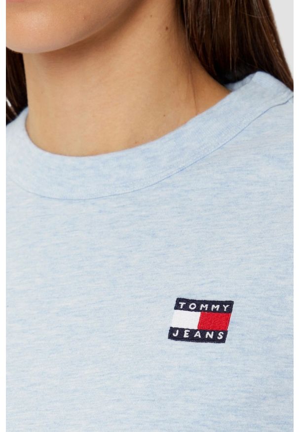 Tommy Jeans - TOMMY JEANS Błękitny damski t-shirt z małym logo. Kolor: niebieski