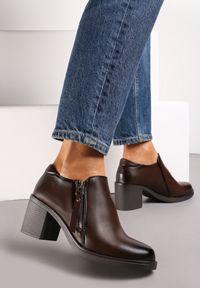 Renee - Ciemnobrązowe Półbuty na Obcasie z Krótkim Suwakiem Proctana. Kolor: brązowy. Obcas: na obcasie. Styl: elegancki. Wysokość obcasa: średni #1