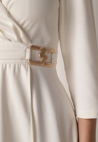 Born2be - Jasnobeżowa Kopertowa Sukienka Wieczorowa z Metaliczną Aplikacją w Talii Henalana. Okazja: na imprezę. Typ kołnierza: dekolt w serek. Kolor: beżowy. Wzór: aplikacja. Typ sukienki: kopertowe. Styl: wizytowy #8