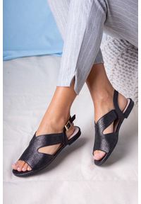 Casu - Czarne sandały ażurowe płaskie błyszczące ze skórzaną wkładką casu sn20x6/b. Kolor: szary, wielokolorowy, czarny. Materiał: skóra. Wzór: ażurowy
