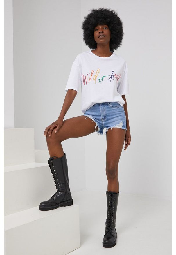 Answear Lab szorty jeansowe answear.LAB X limitowana kolekcja festiwalowa BE BRAVE damskie gładkie high waist. Stan: podwyższony. Kolor: niebieski. Materiał: jeans. Wzór: gładki. Styl: wakacyjny