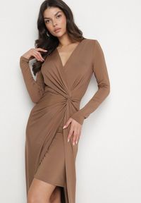 Born2be - Brązowa Sukienka z Efektownym Marszczeniem i Rozcięciem z Wiskozą Kliheria. Okazja: na co dzień. Kolor: brązowy. Materiał: wiskoza. Długość rękawa: długi rękaw. Styl: casual, elegancki, klasyczny #2