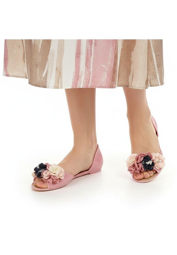 Różowe Sandały Seastar Blue Modne Obuwie Damskie. Okazja: na spacer, na imprezę. Nosek buta: otwarty. Zapięcie: pasek. Kolor: różowy. Materiał: materiał, tworzywo sztuczne. Wzór: aplikacja, kwiaty. Sezon: lato
