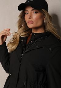 Renee - Czarna Długa Kurtka z Kieszeniami i Kapturem Podkreślająca Talię Tarindela. Okazja: na spacer. Kolor: czarny. Materiał: jeans. Długość: długie. Styl: elegancki #5