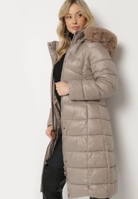 Born2be - Beżowa Pikowana Kurtka o Długim Kroju z Odpinanym Kapturem z Futerkiem i Paskiem oleti. Okazja: na co dzień, na spacer. Kolor: beżowy. Materiał: futro. Długość: długie. Sezon: zima. Styl: klasyczny, casual, elegancki #4