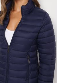 Born2be - Granatowa Pikowana Kurtka z Kieszeniami Zapinanymi na Zamek Błyskawiczny Mivindra. Okazja: na co dzień. Kolor: niebieski. Materiał: jeans. Styl: casual #3