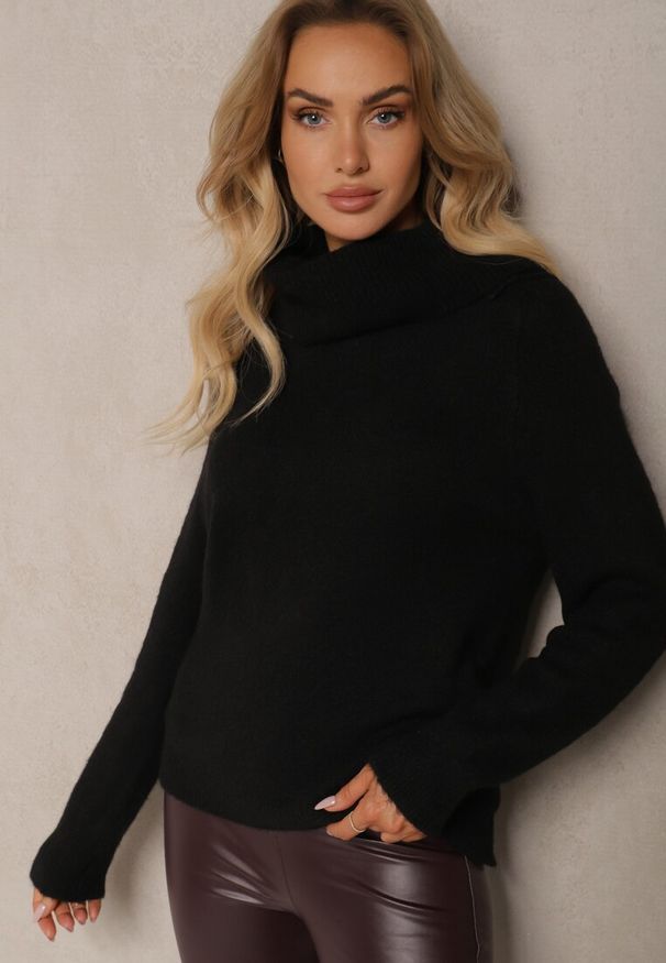 Renee - Czarny Golf z Wełną Wiskozą i Wywiniętym Dekoltem Hedita. Okazja: na co dzień. Typ kołnierza: golf. Kolor: czarny. Materiał: wiskoza, wełna. Styl: klasyczny, casual