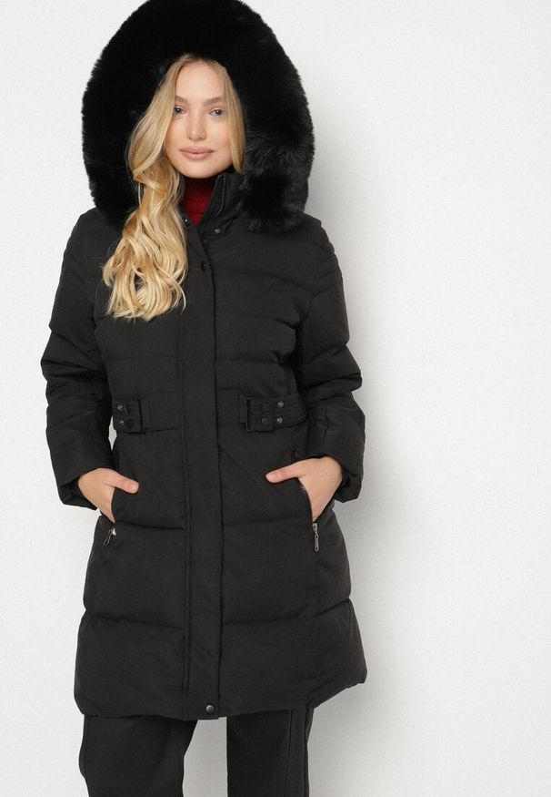 Born2be - Czarna Pikowana Kurtka z Kapturem z Futrem i Paskiem w Talii Acendria. Okazja: na co dzień. Typ kołnierza: kaptur. Kolekcja: plus size. Kolor: czarny. Materiał: futro. Styl: casual, klasyczny