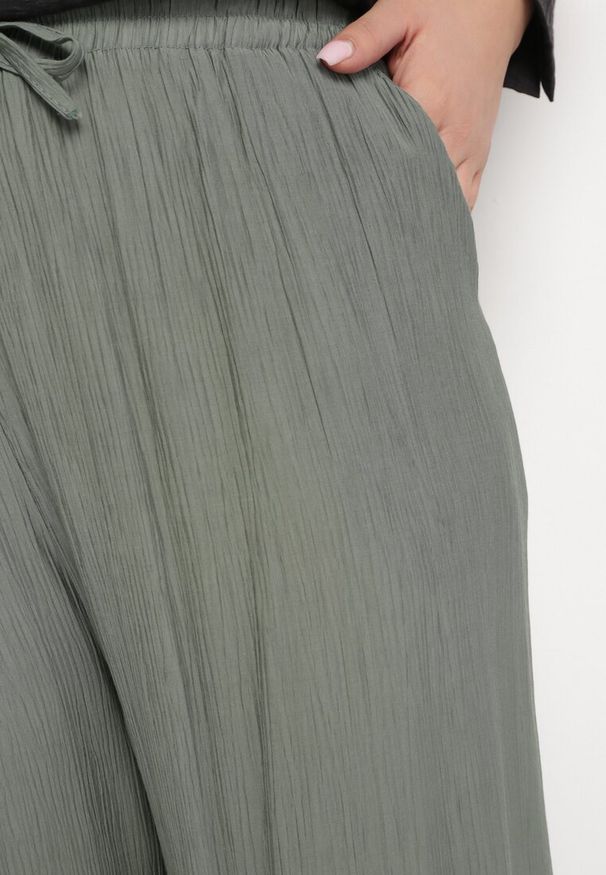 Born2be - Ciemnozielone Szerokie Spodnie z Wiskozy z Kieszeniami Rowalle. Kolor: zielony. Materiał: wiskoza. Styl: elegancki