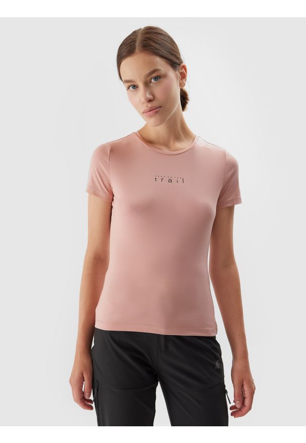 4f - T-shirt regular nadrukiem damski - pudrowy róż. Kolor: różowy. Materiał: materiał, włókno, elastan. Wzór: nadruk