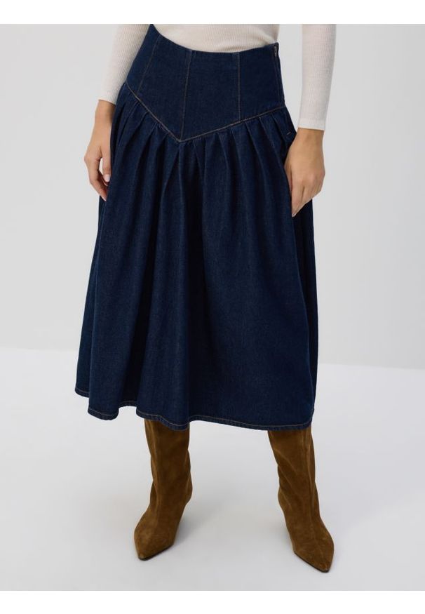 Reserved - Jeansowa spódnica midi - granatowy. Kolor: niebieski. Materiał: jeans