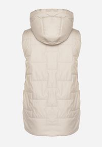 Born2be - Jasnobeżowa Pikowana Kamizelka z Kapturem i Sznurkami Imvila. Okazja: na co dzień. Typ kołnierza: kaptur. Kolor: beżowy. Materiał: jeans. Wzór: aplikacja. Styl: klasyczny, casual, elegancki #5