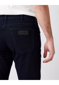 Wrangler - WRANGLER GREENSBORO MĘSKIE SPODNIE JEANSOWE BLACK BACK W15QQC77D 112127042