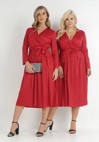 Born2be - Bordowa Sukienka Thessothoe. Kolor: czerwony. Materiał: satyna, materiał. Długość rękawa: długi rękaw. Typ sukienki: kopertowe. Długość: midi #6