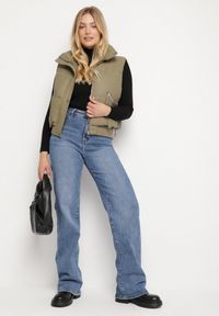 Born2be - Zielona Pikowana Kamizelka Przejściowa z Imitacji Skóry Isokira. Okazja: na co dzień. Typ kołnierza: kaptur. Kolor: zielony. Materiał: skóra. Wzór: aplikacja. Styl: casual #2