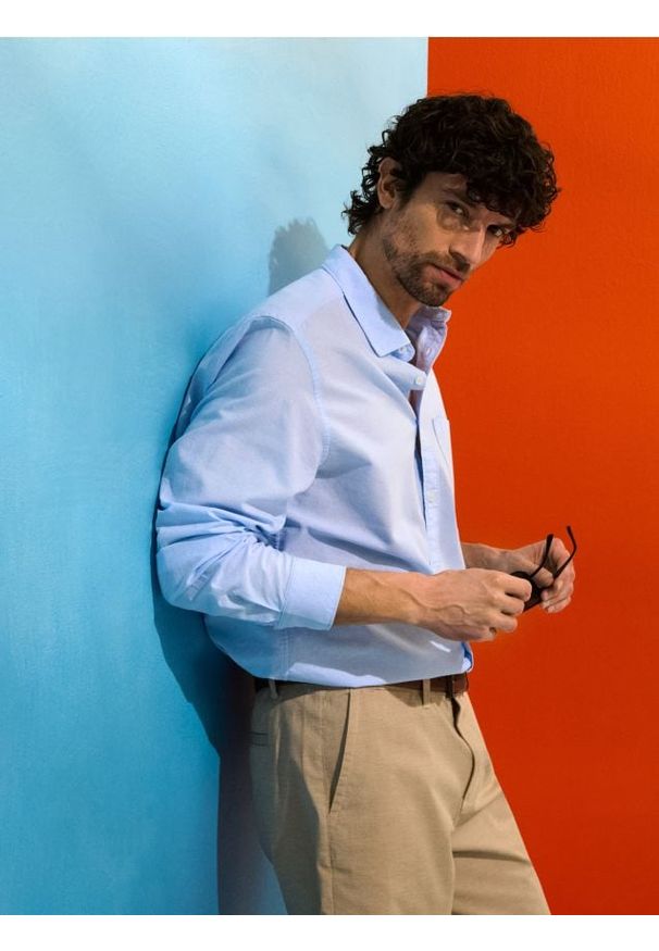 Sinsay - Bawełniana koszula z długim rękawem i kieszenią piersiową - błękitny. Kolor: niebieski. Materiał: bawełna. Długość rękawa: długi rękaw. Długość: długie