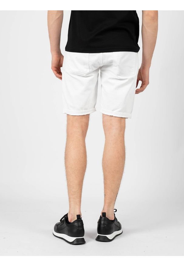 Antony Morato Szorty "Oliver" | MMSH00184-FA8900127 | Oliver | Mężczyzna | Biały. Kolor: biały. Materiał: bawełna. Wzór: aplikacja