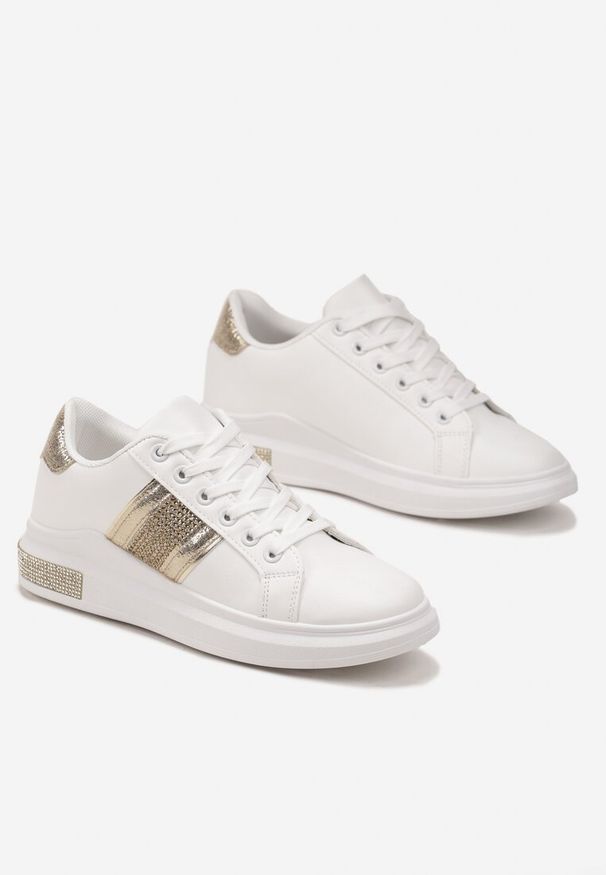Born2be - Biało-Złote Sneakersy na Grubej Podeszwie z Cyrkoniami i Metalicznymi Wstawkami Arelai. Kolor: biały. Materiał: jeans. Sezon: lato