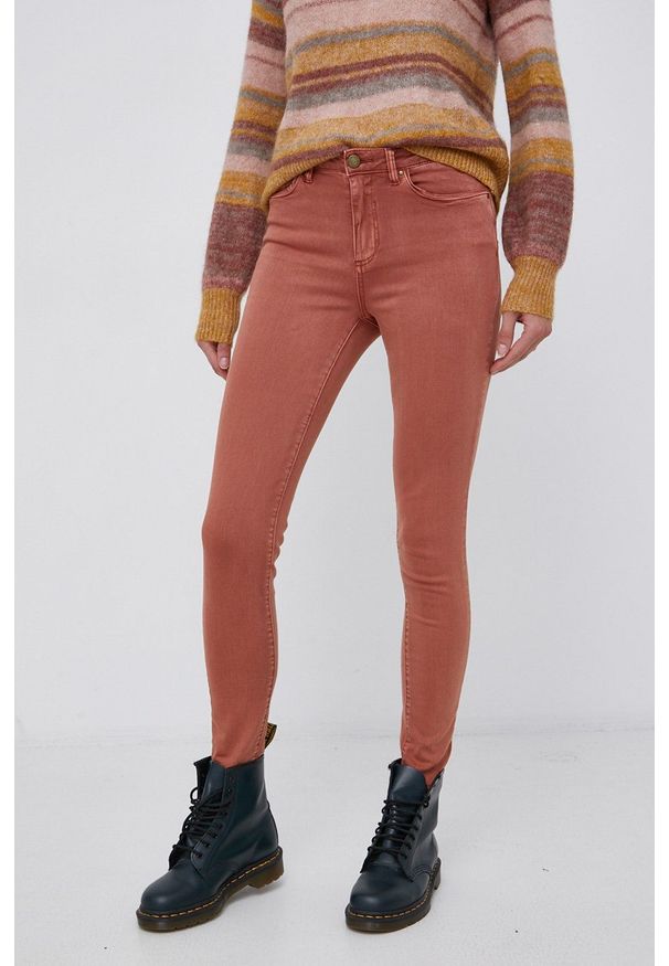 Vila Jeansy damskie medium waist. Kolor: brązowy