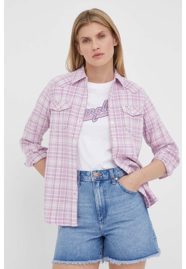 Wrangler koszula bawełniana damska kolor różowy regular z kołnierzykiem klasycznym. Typ kołnierza: kołnierzyk klasyczny. Kolor: różowy. Materiał: bawełna. Długość rękawa: długi rękaw. Długość: długie. Styl: klasyczny