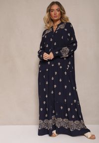 Renee - Niebieska Rozkloszowana Sukienka Ozdobiona Haftem i Wzorem Boho Ronavere. Okazja: na co dzień, na spacer. Typ kołnierza: dekolt w serek. Kolor: niebieski. Długość rękawa: długi rękaw. Wzór: aplikacja, haft. Sezon: lato, wiosna. Typ sukienki: proste. Styl: boho