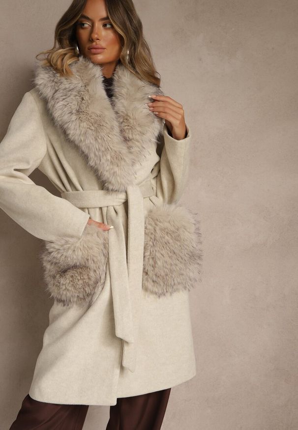 Renee - Beżowy Płaszcz z Futrzanym Kołnierzem Kieszeniami i Wiązanym Paskiem Perria. Okazja: na co dzień. Kolor: beżowy. Materiał: futro. Styl: casual, elegancki