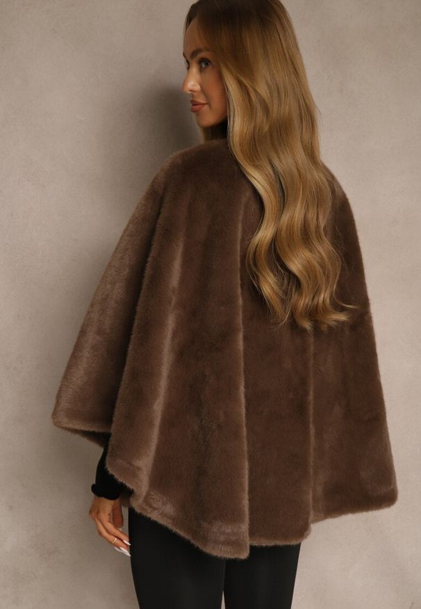 Renee - Brązowe Futerkowe Ponczo Ozdobione Paskiem Monareva. Okazja: na co dzień. Kolor: brązowy. Materiał: jeans. Wzór: aplikacja. Styl: casual, elegancki