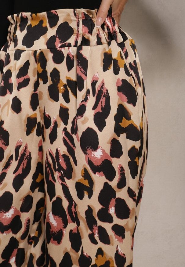 Renee - Różowo-Beżowe Panterkowe Spodnie o Szerokim Kroju Paper Bag High Waist Saliandra. Okazja: na co dzień, na imprezę, na spacer. Stan: podwyższony. Kolor: różowy. Materiał: jedwab. Długość: do kostek. Wzór: motyw zwierzęcy. Styl: elegancki, casual