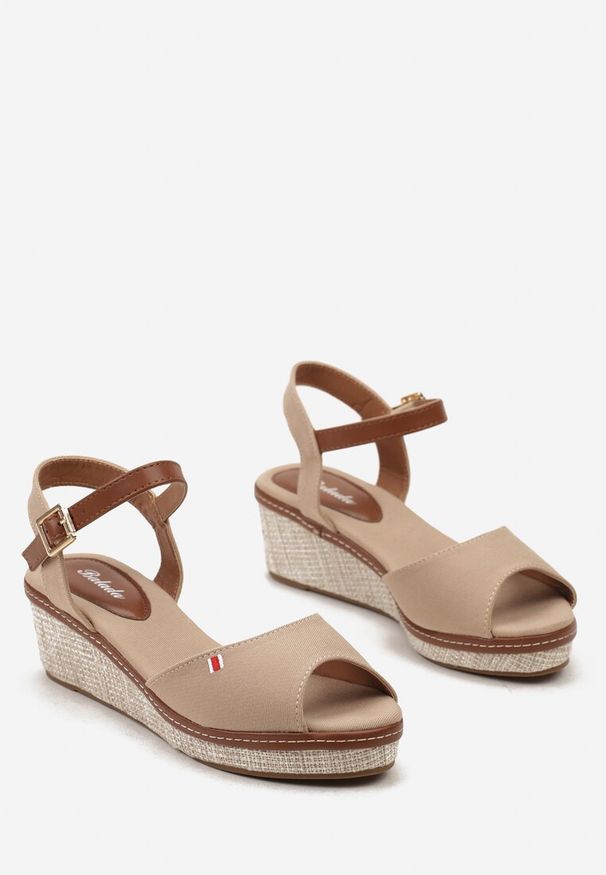 Born2be - Ciemnobeżowe Klasyczne Sandały Espadryle na Koturnie Zapinane na Sprzączkę Solin. Zapięcie: sprzączka. Kolor: beżowy. Sezon: lato. Obcas: na koturnie. Styl: klasyczny