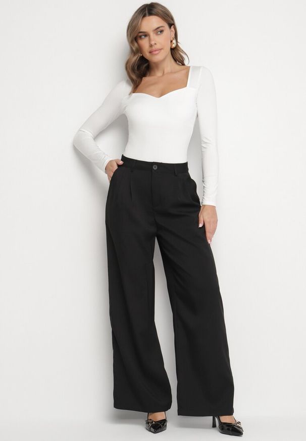 Born2be - Czarne Spodnie Garniturowe o Prostych Nogawkach z Wysokim Stanem Falzemira. Okazja: na co dzień. Stan: podwyższony. Kolor: czarny. Materiał: materiał. Styl: klasyczny, casual, elegancki