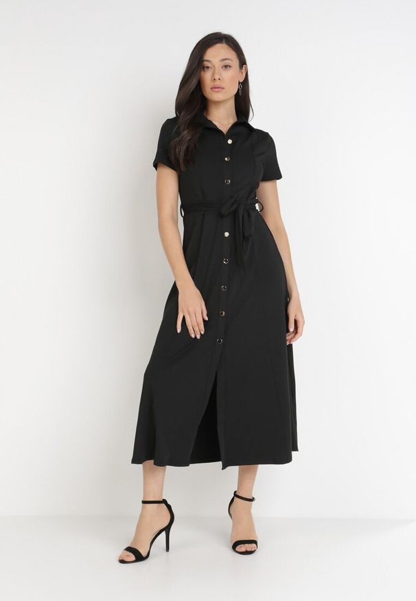 Born2be - Czarna Sukienka o Koszulowym Fasonie Wiązana w Talii Ophieithe. Okazja: na co dzień. Kolor: czarny. Materiał: dzianina, materiał. Długość rękawa: krótki rękaw. Typ sukienki: koszulowe. Styl: casual. Długość: midi