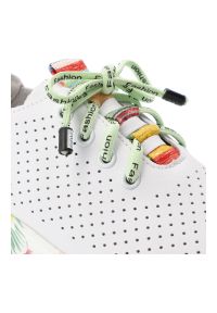 Półbuty damskie Artiker, skóra naturalna perforowana cholewka kolorowe sznurówki ozdobny język platformowa lekka podeszwa, białe, 58C0598. Okazja: na spacer, na co dzień. Zapięcie: sznurówki. Kolor: biały. Materiał: skóra. Szerokość cholewki: normalna. Wzór: kolorowy. Sezon: lato. Sport: turystyka piesza #7