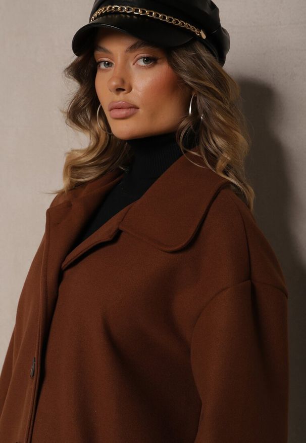 Renee - Brązowy Jednorzędowy Płaszcz Dyplomatka z Kieszeniami Morenama. Okazja: do pracy, na co dzień. Kolor: brązowy. Materiał: jeans. Wzór: aplikacja. Styl: klasyczny, casual, elegancki