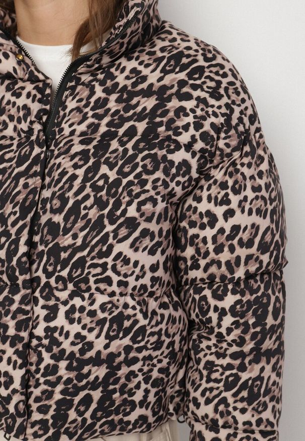 Born2be - Brązowa Krótka Pikowana Kurtka w Panterkę Wykończona Ściągaczami Ivinia. Okazja: na spacer. Kolor: brązowy. Materiał: jeans. Długość rękawa: długi rękaw. Długość: krótkie. Wzór: motyw zwierzęcy. Styl: elegancki