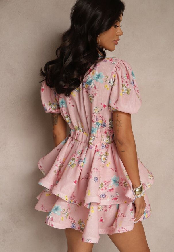 Renee - Różowa Rozkloszowana Sukienka z Bawełny Zdobiona Falbanami i Kwiatowym Wzorem Sarolisse. Okazja: na co dzień. Typ kołnierza: dekolt w kształcie V. Kolor: różowy. Materiał: bawełna. Długość rękawa: krótki rękaw. Wzór: kwiaty, aplikacja. Styl: casual