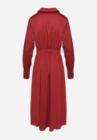 Born2be - Bordowa Rozkloszowana Sukienka o Koszulowym Kroju z Imitacją Kieszeni i Gumką w Talii Rizza. Okazja: na co dzień. Kolor: czerwony. Typ sukienki: koszulowe. Styl: wizytowy, klasyczny, casual, elegancki #5