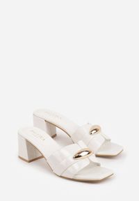 Renee - Białe Klapki na Słupku w Eleganckim Stylu Zdobione Podłużną Aplikacją Achythia. Okazja: na co dzień. Kolor: biały. Materiał: satyna, jeans. Wzór: aplikacja. Obcas: na słupku. Styl: elegancki #8