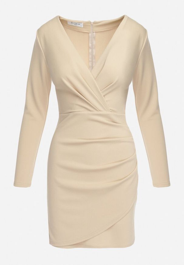 Born2be - Beżowa Sukienka Mini z Kopertowym Dekoltem i Marszczeniami Hiacinta. Typ kołnierza: dekolt kopertowy. Kolor: beżowy. Typ sukienki: kopertowe. Styl: elegancki. Długość: mini