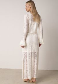 Born2be - Beżowa Koronkowa Sukienka o Taliowanym Kroju z Wiązaniem przy Dekolcie Nevellirae. Kolor: beżowy. Materiał: koronka. Wzór: koronka. Styl: klasyczny, wizytowy #4