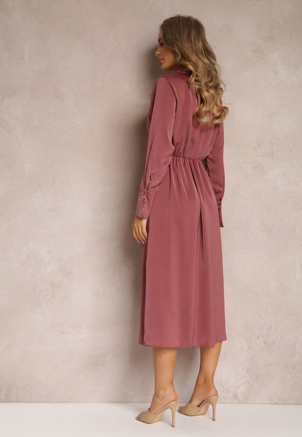 Renee - Ciemnoróżowa Satynowa Sukienka Kopertowa z Gumką i Łańcuszkiem w Talii Shaffa. Kolor: różowy. Materiał: satyna. Wzór: aplikacja. Typ sukienki: kopertowe. Długość: midi