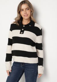 Born2be - Czarny Sweter w Paski z Domieszką Wełny Zdobiony Kołnierzem i Guzikami Tisania. Okazja: na spotkanie biznesowe, na co dzień. Kolor: czarny. Materiał: wełna. Wzór: paski, aplikacja. Styl: elegancki, biznesowy, klasyczny, casual